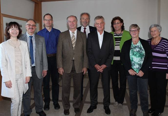 Im Bild (von links):  Ingrid Arnold, Sachgebietsleiterin Personal, Rudolf Fischer, Personalratsvorsitzender Frank Rattel, Karl Ott, Landrat Hans-Joachim Weirather, Otto Gaschler, Ursula Kunzelmann, Annemarie Dorer und Irma Michel. Foto: Eva Büchele/Landratsamt Unterallgäu