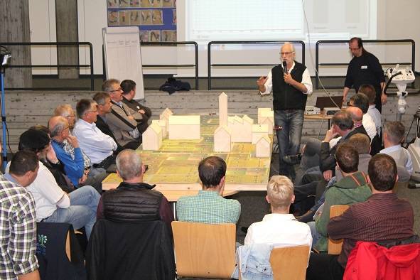 Bürgermeister, Gemeinderäte und Mitglieder von Energieteams spielten unter Anleitung von Karl Geller von der Berufsschule Mindelheim das Planspiel Energiespardorf. Foto: Helmut Scharpf