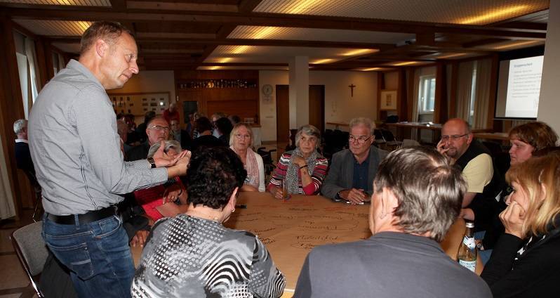 Im World-Café trafen sich die ehrenamtlichen Behindertenbeauftragten und die Seniorenbeauftragten der Unterallgäuer Gemeinden. Foto: Eva Büchele / Landratsamt Unterallgäu  