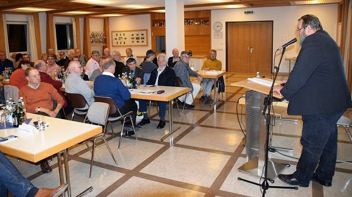 Martin Wölzmüller vom Bayerischen Landesverein für Heimatpflege referierte vor den Heimatpflegern, Archivaren und Chronisten der Unterallgäuer Gemeinden. Foto: Engelbert Degenhart/Landratsamt Unterallgäu