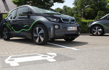 Auch das Landratsamt Unterallgäu setzt bei seinen Dienstfahrzeugen auf Elektromobilität. Wer sich über Elektromobilität im Alltag informieren möchte, kann dies bei einer Tagung am 27. November im Forum tun. Foto: Eva Büchele/Landratsamt Unterallgäu