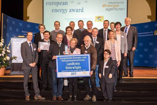 Marlene Preißinger, Stellvertreterin des Landrats, nahm zusammen mit dem Energieteam des Landkreises Unterallgäu die Auszeichnung stellvertretend für alle Klimaschutzinitiativen im Landkreis im Künstlerhaus in München entgegen. Foto: O. Bodmer/stmuv 