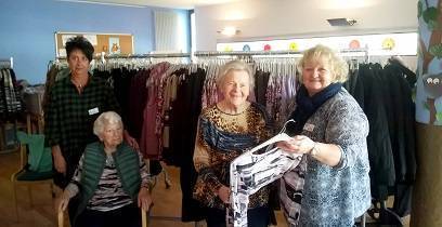 Im Bild zu sehen (von links) Betreuungskraft Claudia Elas, die Bewohnerinnen Helene Haupt und Elisabeth Scholz zusammen mit Modeberaterin Marita Seifarth. Foto: Robert Hoffmann/Kreis-Seniorenwohnheim 