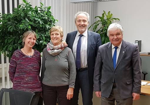 Im Bild von links: Dr. Maria Bachmaier, Abteilungsleiterin Soziales, Marianne Wirges von der Rheuma-Liga Arbeitsgruppe Memmingen, Landrat Hans-Joachim Weirather und Peter Lochner von der  Rheuma-Liga Arbeitsgruppe Bad Wörishofen. Foto: Stefan Kienle/Landratsamt Unterallgäu