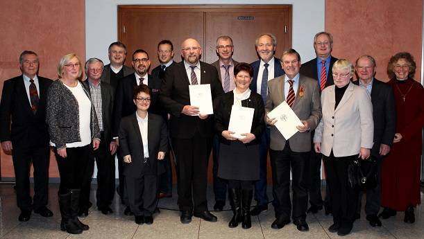 Die Geehrten (von links) Ralph-Stefan Czeschner, Rosmarie Zingerle und Hans Peter Waibel im Kreise vieler Gratulanten. Foto: Eva Büchele/Landratsamt Unterallgäu