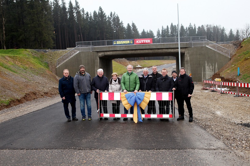 Im Bild (von links): Peter Imhof (Firma Assner), Andreas Mayer und Peter Groll von der Baufirma Kutter, Bauunternehmerin Christine Assner, Landrat Hans-Joachim Weirather, Bürgermeister Josef Fickler, Karl-Heinz Eierle und Walter Pleiner vom Tiefbauamt, Stefan Balac (3. Bürgermeister von Ungerhausen) und Michele Mongella (Planungsgesellschaft WipflerPLAN Köpf). Foto: Eva Büchele/Landratsamt Unterallgäu