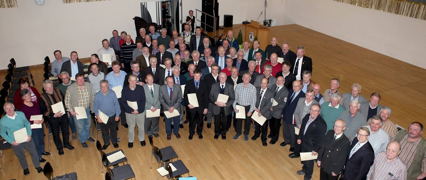 Viele ehrenamtliche Mitarbeiter des Volksbunds Deutsche Kriegsgräberfürsorge wurden im Forum in Mindelheim ausgezeichnet. Foto: Eva Büchele/Landratsamt Unterallgäu