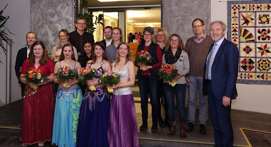 Mitarbeiter des Landratsamts Unterallgäu stellen derzeit ihre Werke im Foyer aus. Bei der Vernissage kamen alle Mitwirkenden zum Gruppenbild zusammen. Foto: Franz Sirch / Landratsamt Unterallgäu