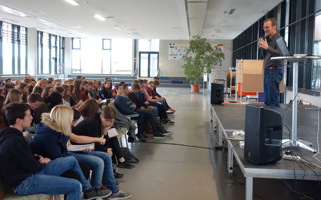 Dr. Hans-Jörg Barth vom Energie- und Umweltzentrum Allgäu erklärte den Neuntklässlern der Anton-Fugger-Realschule Babenhausen die Klimawandel. Die Schule möchte Klimaschule werden. Foto: Landratsamt Unterallgäu