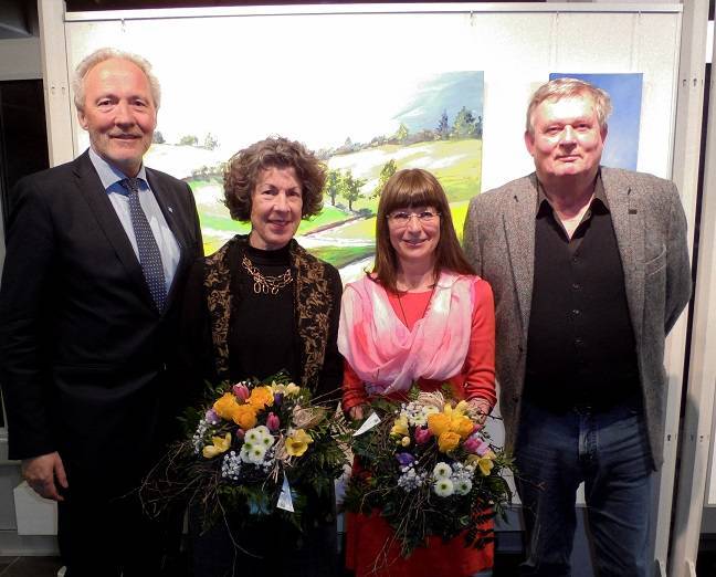 Im Bild (von links): Landrat Hans-Joachim Weirather, Gretel Salzgeber, Stefanie Reiser und Laudator Fred Strittmatter bei der Ausstellungseröffnung. 	Foto: Christine Heim/Landratsamt Unterallgäu