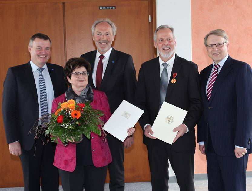 Im Bild (von links): Paul Gruschka, Bürgermeister von Bad Wörishofen, Ilse Erhard, Landrat Hans-Joachim Weirather, Hermann Schuster und Dr. Stephan Winter, Bürgermeister von Mindelheim. Ilse Erhard erhielt das Ehrenzeichen des Ministerpräsidenten, Hermann Schuster die Bundesverdienstmedaille. 	Foto: Eva Büchele/Landratsamt Unterallgäu