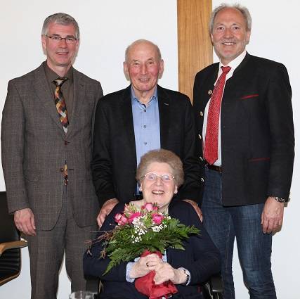 Im Bild (von links) Bürgermeister German Fries, Helmut Gehring und Landrat Hans-Joachim Weirather. Vorn im Bild: Senzi Gehring. Foto: Eva Büchele/Landratsamt Unterallgäu 