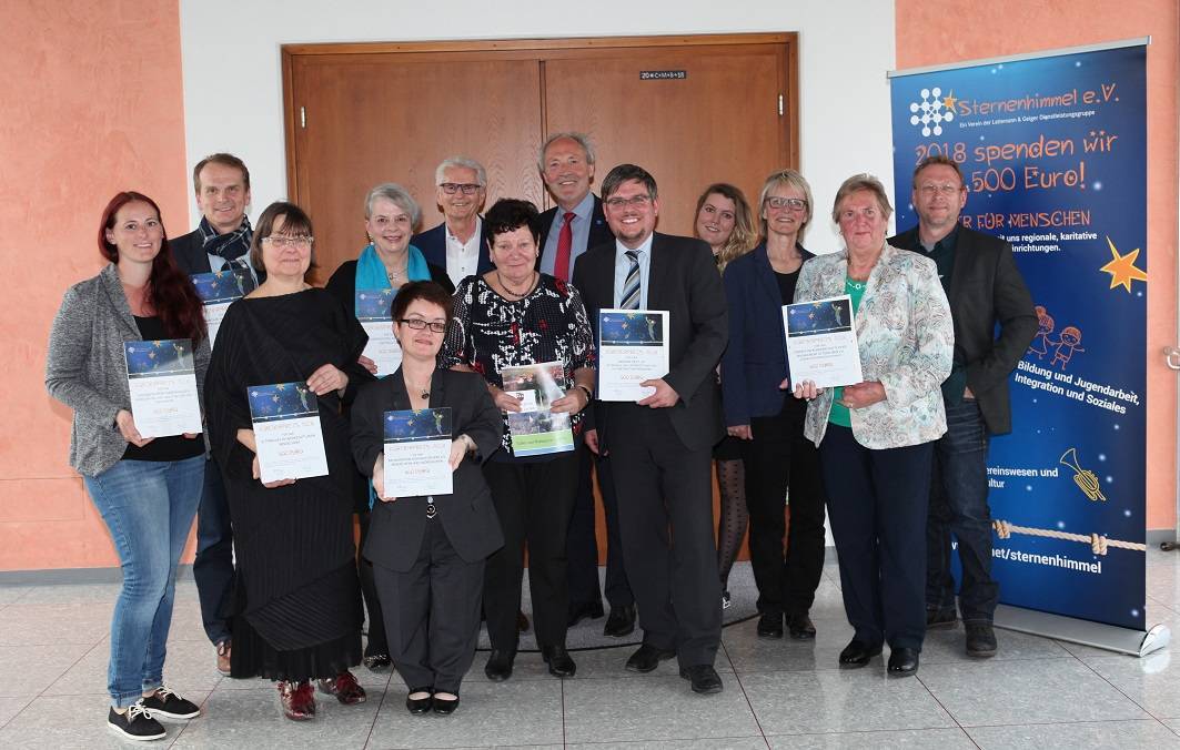 Im Bild (von links): Anna Velter (Jugendzentrum Babenhausen), Markus Kirchlechner (CVJM Babenhausen), Christel Lidel (Werkstattladen Mindelheim), Birgitt Singer (Wohnberatung Unterallgäu), Monika Sirch (Behindertenkontaktgruppe Mindelheim - Bad Wörishofen), Ulrich Geiger (Sternenhimmel), Gertrud Lorenz (Lachen hilft), Landrat Hans-Joachim Weirather, Christian Fröhlich (Lachen hilft), Barbara Böse (Jugendzentrum Bad Wörishofen), Isolde Stock und Rita Mayer (beide vom Verein für bürgerschaftliches Engagement Ottobeuren) und Robert Holzmann (Jugendzentrum Bad Wörishofen). Foto: Eva Büchele/Landratsamt Unterallgäu