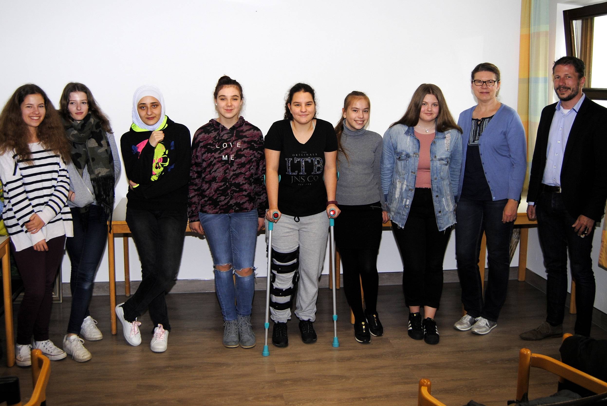 Die Schüler der Mittelschule Türkheim verbrachten zusammen mit ihrer Lehrerin Daniela Trzinski (zweite von rechts) einen Tag im Kreis-Seniorenwohnheim St. Martin. Rechts im Bild: Heimleiter Stefan Drexel. Foto: Kreis-Seniorenwohnheim St. Martin