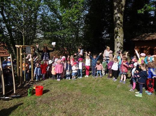 Mit fröhlichen Liedern begleiteten die Kindergartenkinder aus Kettershausen die Baumpflanz-Aktion. Foto: Markus Orf/Landratsamt Unterallgäu