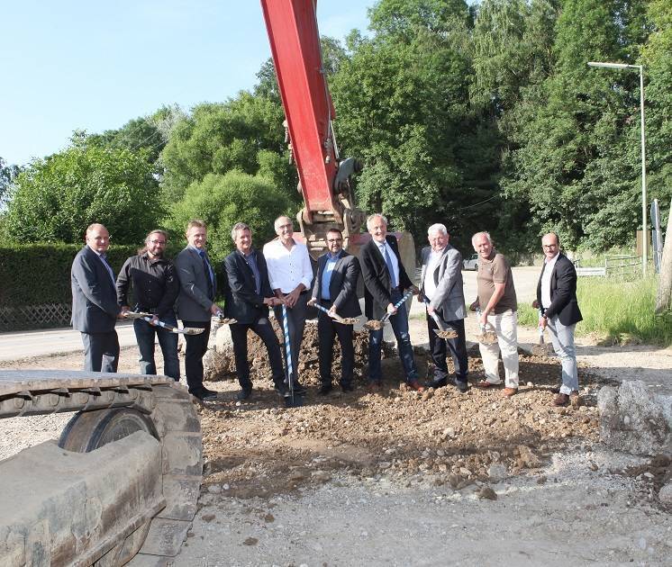 Vertreter der Politik, der Regierung von Schwaben und des Amts für ländliche Entwicklung sowie Vertreter der am Bau beteiligten Unternehmen bei symbolischen Spatenstich zum Ausbau der Kreisstraße in Fellheim Richtung Kirchdorf. Foto: Eva Büchele/Landratsamt Unterallgäu