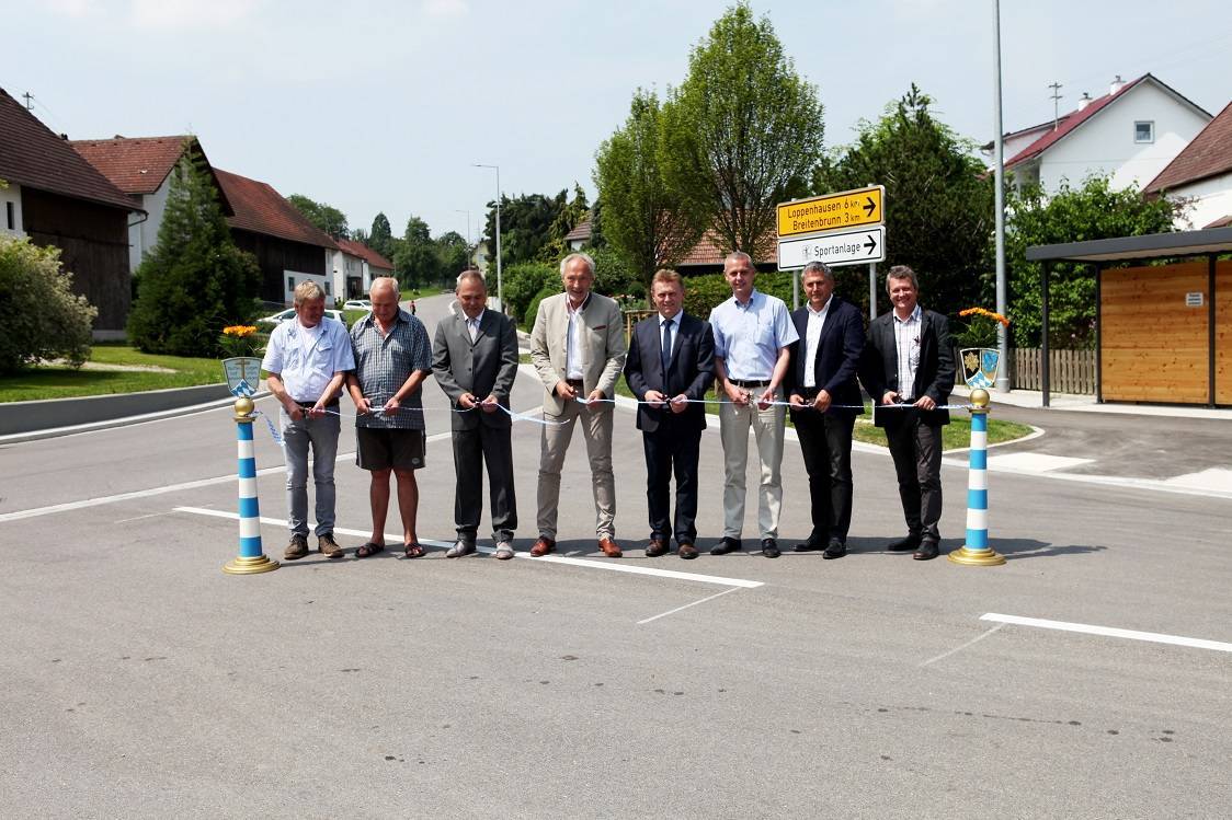 Bei der feierlichen Verkehrsfreigabe der Ortsdurchfahrt Bedernau von links Wolfgang Scheel von der gleichnamigen Baumschule, Erwin Hefele, Vorsitzender des Wasserzweckverbands und Zweiter Bürgermeister, Jürgen Tempel, Bürgermeister von Breitenbrunn, Landrat Hans-Joachim Weirather, Tiefbauamtsleiter Walter Pleiner, sein Stellvertreter Karl-Heinz Eierle, Jürgen Rogg von der Baufirma Kutter, Michele Mongella von der Planungsgesellschaft Wipflerplan. Foto: Eva Büchele/Landratsamt Unterallgäu