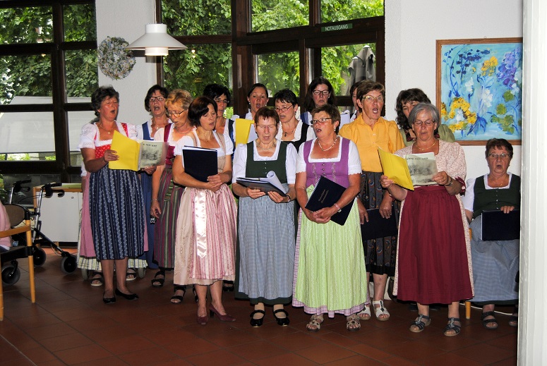 Der Unterallgäuer Bäuerinnenchor trat im Kreis-Seniorenwohnheim St. Martin in Türkheim auf. Foto: Stefanie Santa/Kreis-Seniorenwohnheim