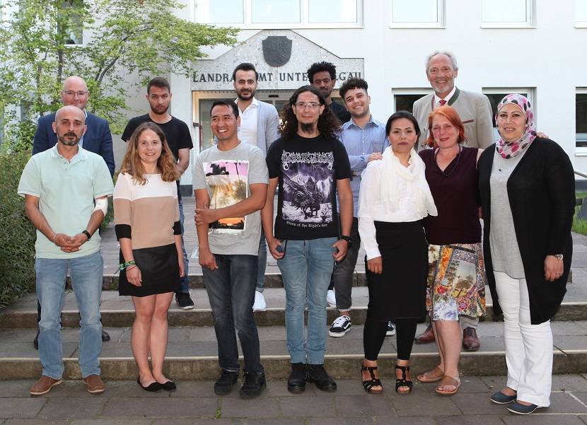 Die Laiendolmetscher zusammen mit Tobias Ritschel, Leiter des Ausländeramts (hinten links), Integrationslotsin Elena Münnich (Zweite von links), Landrat Hans-Joachim Weirather (hinten rechts) und Dolmetscherin Antje Bommel (Zweite von rechts). Foto: Eva Büchele/Landratsamt Unterallgäu