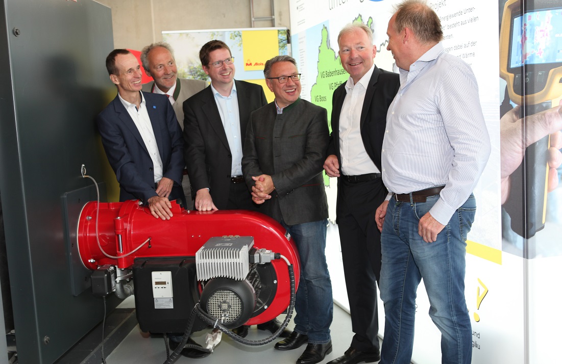 Im Bild von links: Martin Sambale (Eza), Landrat Hans-Joachim Weirather, die Bundestagsabgeordneten Stephan Stracke und Dr. Georg Nüßlein, Norbert Schürmann (LEW) und Andreas Müller von der Alois Müller Produktions GmbH, der die CO2-neutrale Fabrik vorstellte. Foto: Eva Büchele/Landratsamt Unterallgäu 