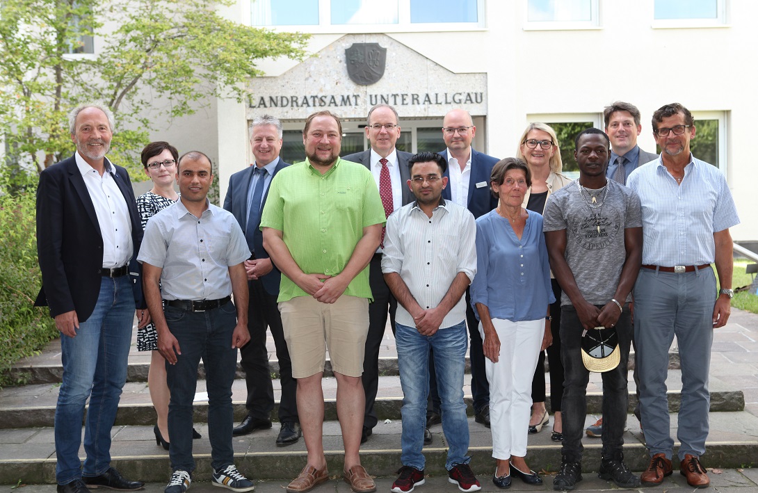 Über „Geflüchtete in Ausbildung“ diskutierte Landrat Hans-Joachim Weirather (links) kürzlich mit (von links) Martina Wirth (HWK), Abdulshukoor Saboori (Auszubildender am Landratsamt Unterallgäu), Gottfried Voigt (KH), Manfred Salger (Bäckerei Fäßler), Markus Anselment (IHK), Rashid Muhammad (Auszubildender bei der Bäckerei Fäßler), Tobias Ritschel (Ausländeramt am Landratsamt Unterallgäu), Hilde Klein (Unterstützerkreis Bad Wörishofen), Josefine Steiger (IHK), Arouna Konate (Auszubildender bei Radsport Trübenbacher), Sven Meyer-Huppmann (staatliche Berufsschule Mindelheim) und Josef Trübenbacher (Radsport Trübenbacher). Foto: Eva Büchele/Landratsamt Unterallgäu