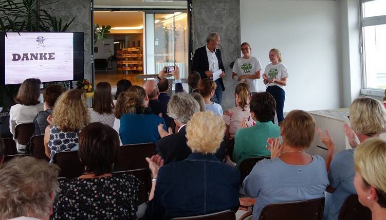 Bei der Eröffnung der Ausstellung „Rette die Welt … zumindest ein bisschen“ stellten Sarah Hörberg (rechts) und Martha Eberle die Arbeit der Fair-Trade-Gruppe des Maristenkollegs vor. Auch Landrat Hans-Joachim Weirather war begeistert. Foto: Landratsamt Unterallgäu