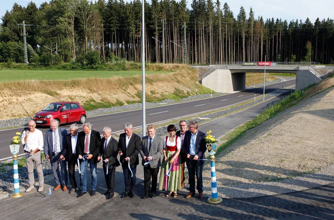 Freie Fahrt heißt es jetzt bei Ungerhausen - und so war die Freude über den Abschluss einer gelungenen Baumaßnahme bei der offiziellen Verkehrsfreigabe groß (von links): Wilhelm Weirather (Regierung von Schwaben), MdL Bernhard Pohl, Ungerhausens Bürgermeister Josef Fickler, Landrat Hans-Joachim Weirather, Ministerialdirigent Karl Wiebel (Staatsministerium für Wohnen, Bau und Verkehr), Peter Groll jun. (Baufirma Kutter), Walter Pleiner (Tiefbau Landratsamt Unterallgäu), Gudrun Assner (Baufirma Assner), Herbert Schweidler und Michael Katz (DB Netz AG). Foto: Stefanie Vögele/Landratsamt Unterallgäu 