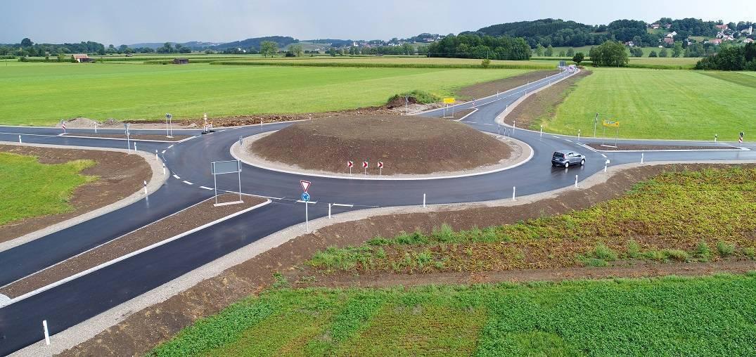 Befahrbar ist jetzt der neue Kreisverkehr zwischen Lauben und Erkheim beziehungsweise Günz und Frickenhausen. Lediglich die Strecke zwischen dem Kreisverkehr und Lauben bleibt voraussichtlich noch bis Ende August gesperrt. Foto: Stefanie Vögele/Landratsamt Unterallgäu