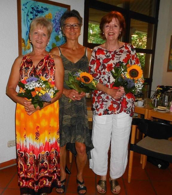 Im Bild von links: Sissi Schleinkofer, Mezzosopran, Gudrun Karlstetter, Sopran, und Sybille Dörner, Alt. Foto: Stefanie Santa/Kreis-Seniorenwohnheim St. Martin