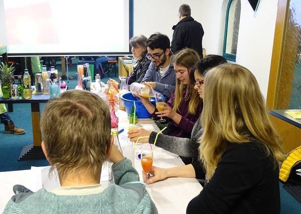 Viel Spaß beim Mixen und Verkosten haben die Teilnehmer bei einem Cocktailkurs, der demnächst wieder stattfindet. Foto: Florian Kastenmeier