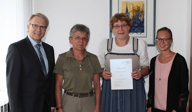 Im Bild von links: Stellvertretender Landrat Dr. Stephan Winter, die ehemalige Naturschutzwächterin Cäcilia Becki und ihre Nachfolgerin Beate Törk mit Stephanie Schindler, Leiterin der Unteren Naturschutzbehörde. Bild: Eva Büchele/Landratsamt Unterallgäu 