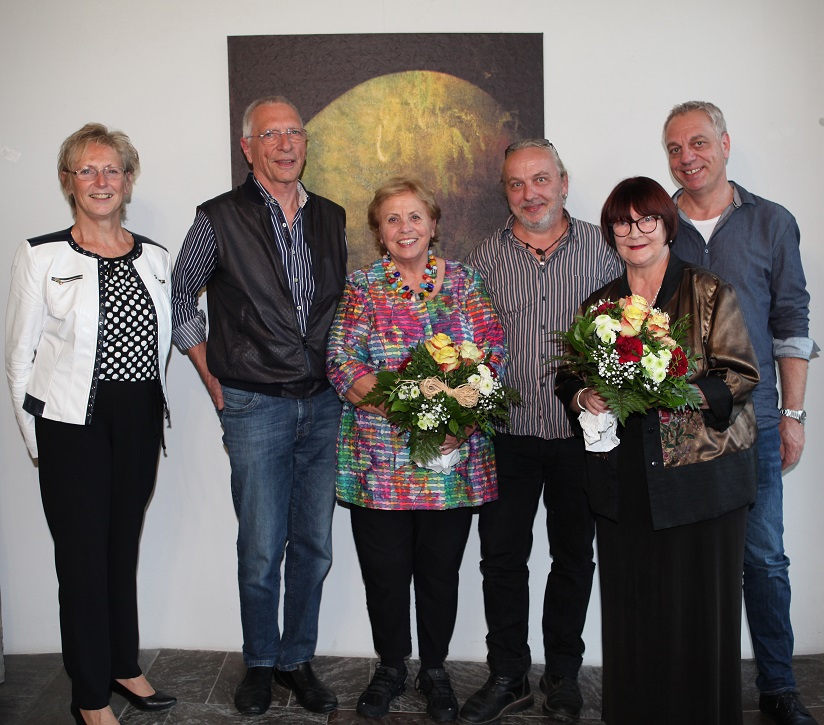 Marlene Preißinger, Stellvertreterin des Landrats, Hans-Jürgen Stöver, die Künstlerin Karin Stöver, Sohn Marc Stöver, Laudatorin Margit Rehlen und Sohn Jan Stöver. Foto: Eva Büchele/Landratsamt Unterallgäu