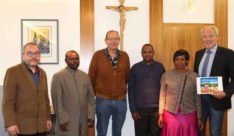 Im Bild (von links): Pfarrer Dr. Martin Burkhardt, Fieldworker Isaak, Pfarrer Stefan Scheuerl, Diakon Samwel Mori, Fieldworker Mama Epifania und Landrat Hans-Joachim Weirather. Foto: Eva Büchele/Landratsamt Unterallgäu