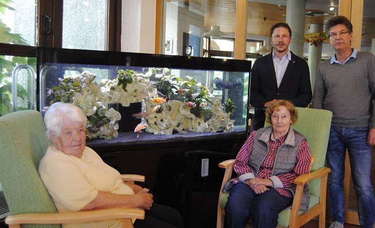 Im Bild freuen sich über die bunten Fische vorne (von links) die Bewohnerinnen Maria Liebhaber und Margaretha Hauck, hinten (von links) Heimleiter Stefan Drexel und der Leiter der Betreuung, Roland Noll. Foto: Stefanie Santa/Kreis-Seniorenwohnheim St. Martin