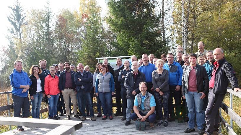 Über die Arbeit des Landschaftspflegeverbands (LPV) informierten sich die Mitglieder des Umweltausschusses des Unterallgäuer Kreistags, die Mitarbeiter der Unteren Naturschutzbehörde und die Pfleger des LPV. Eine Station war das Benninger Ried. 	Foto: Eva Büchele/Landratsamt Unterallgäu