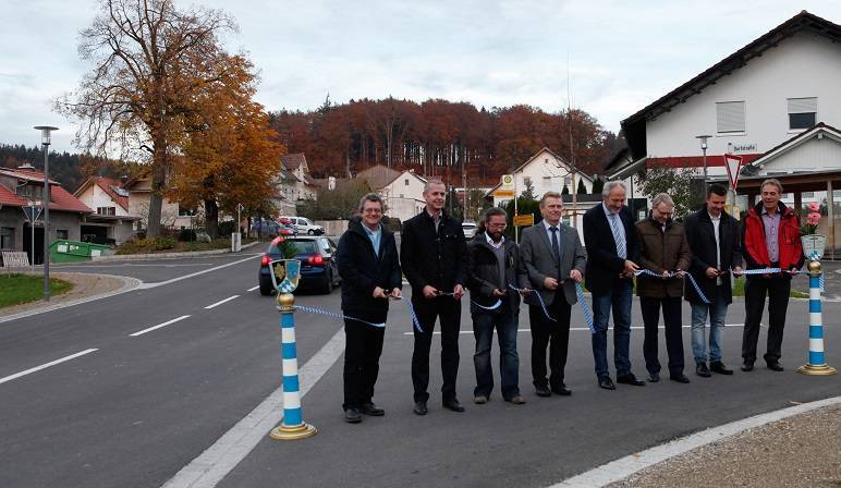  Strahlende Gesichter bei der offiziellen Verkehrsfreigabe der Ortsdurchfahrt von Mindelau (von links): Michele Mongella (Planungsgesellschaft WipflerPLAN), Karl-Heinz Eierle (stellv. Leiter Tiefbau Landratsamt), Armin Müller (Regierung von Schwaben), Walter Pleiner (Leiter Tiefbau Landratsamt), Landrat Hans-Joachim Weirather, Bürgermeister Dr. Stephan Winter, Christian Träger (Ortssprecher Mindelau) und Wolfgang Heimpel (Kämmerer Stadt Mindelheim). Foto: Stefanie Vögele/Landratsamt Unterallgäu