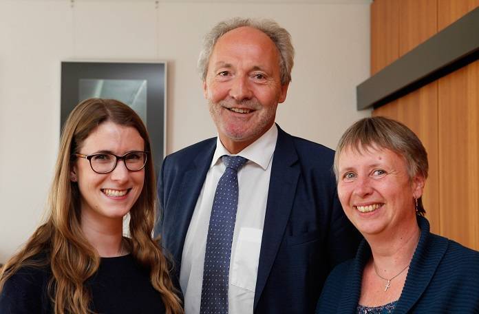 Im Bild von links: Selin Saran, Landrat Hans-Joachim Weirather und Dr. Maria Bachmaier. Foto: Stefanie Vögele/Landratsamt Unterallgäu