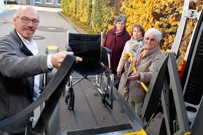 Wie einfach der Flexibus auch mit Rollstuhl, Rollator oder Kinderwagen genutzt werden kann, davon überzeugten sich die Unterallgäuer Senioren- und Behindertenbeauftragten bei einem Treffen im Landratsamt. Zusammen mit der Seniorenbeauftragten der Gemeinde Breitenbrunn, Rosmarie Maier (Zweite von rechts), machten sich am nächsten Tag auch Elisabeth Bull (von rechts) und Agathe Schmidberger ein eigenes Bild vom Flexibus. Fahrer Claus Müller erklärte den Frauen sämtliche Details. Foto: Stefanie Vögelel/Landratsamt Unterallgäu