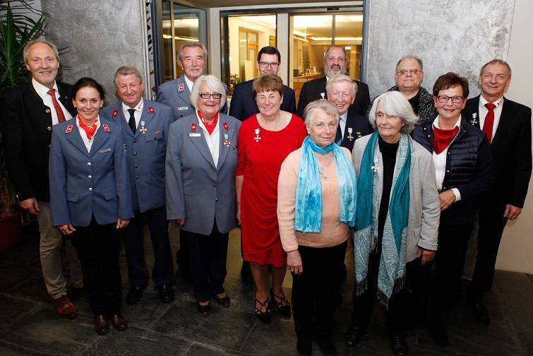 Für ihren jahrzehntelangen Einsatz für das Rote Kreuz und den Malteser-Hilfsdienst zeichnete Landrat Hans-Joachim Weirather im Beisein von Claudia Britzger von der Malteser-Geschäftsführung Augsburg, BRK-Kreisgeschäftsführer Willi Lehner sowie Dr. Stephan Winter (nicht im Bild) und Erika Freuding vom BRK-Kreisvorstand Unterallgäu zehn Frauen und Männer mit Ehrenzeichen in Gold und Silber aus. Im Bild von links: Weirather, Britzger, Max Rogg, Peter und Gerda Schmidt, Lehner, Waltraud Marz, Erna Dittrich, Gerhard Scholz, Dr. Anton Meier, Christa Graach, Thomas Rosenberg, Freuding und Peter Stockklauser. Foto: Stefanie Vögele/Landratsamt Unterallgäu