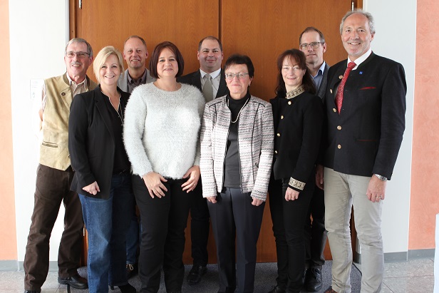 Dienstjubiläum (von links): Anton Grotz, Sabine Rupprecht, Hubert Plepla, Nikola Stepins, René Neumeier, Ulrike Klotz, Ingrid Arnold, Sachgebietsleiterin Personalmanagement, Personalratsvorsitzender Frank Rattel und Landrat Hans-Joachim Weirather. Foto: Eva Büchele/Landratsamt Unterallgäu