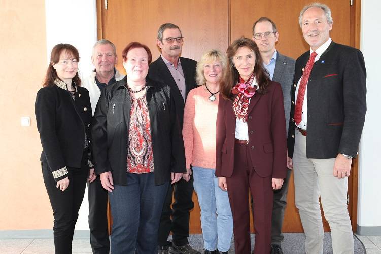 Ruhestand (von links): Ingrid Arnold, Leiterin des Sachgebiets Personalmanagement, Helmut Kloß-Weis, Angelika Müller, Konrad Schweiger, Margrit Föhrigen, Brigitte Predeschly, Personalrats-vorsitzender Frank Rattel und Landrat Hans-Joachim Weirather. Foto: Eva Büchele/Landratsamt Unterallgäu