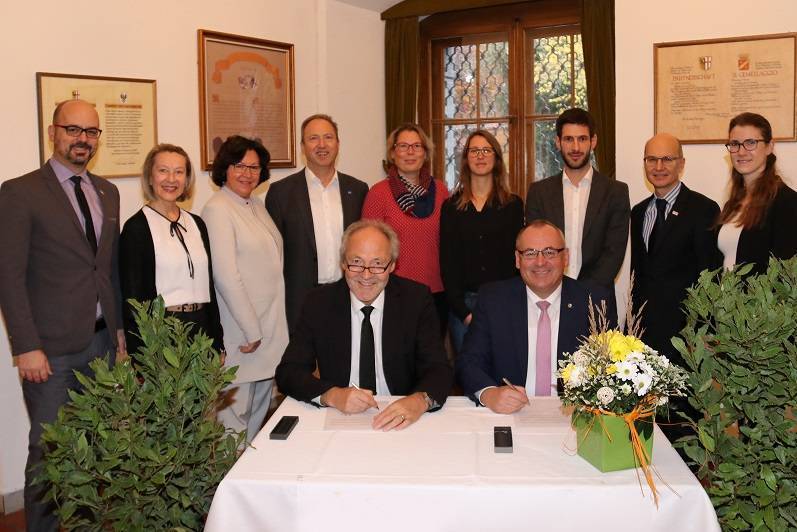 Landrat Hans-Joachim Weirather (am Tisch links) und Oberbürgermeister Manfred Schilder bekräftigten mit ihren Unterschriften die gute Zusammenarbeit in der Bildungsregion. Mit dabei waren die Mitglieder des Steuerkreises (von links): Jörg Haldenmayr, Sozialreferatsleiter und Jugendamtsleiter der Stadt, Renate Deffner, Leiterin der Volkshochschulen im Landkreis, Schulamtsdirektorin Elisabeth Fuß, Erwin Marschall, Sachgebietsleiter Wirtschaftsförderung im Landkreis, Christine Keller, Jugendamtsleiterin Landkreis, Saskia Nitsche, Koordinatorin Bildungsregion, Michael Haider, Wirtschaftsförderer der Stadt, Michael Trieb, Leiter der Volkshochschule Memmingen und Selin Saran, Leiterin der Abteilung Soziales im Landkreis. Foto: Alexandra Wehr/ Pressestelle Stadt Memmingen