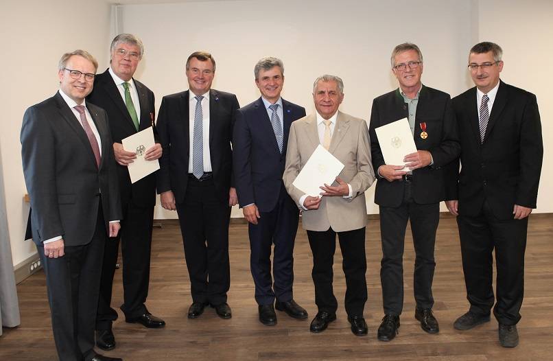 Im Bild von links: Stellvertretender Landrat Dr. Stephan Winter, Dr. Hans Horst Fröhlich, Paul Gruschka, Bürgermeister von Bad Wörishofen, Bernhard Kerler, Bürgermeister von Bad Grönenbach, Siegfried Riegg, Kurt Gäble und Reiner Rößle, Bürgermeister von Lauben. Foto: Eva Büchele/Landratsamt Unterallgäu