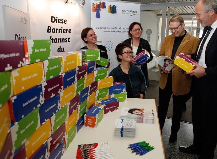 Im Bild sind (von links) Polina Bubnova, Caroline-Maria Gsöllpointner und Monika Sirch im Gespräch mit Landrat Hans-Joachim Weirather und seinem Stellvertreter Dr. Stephan Winter. Foto: Stefanie Vögele/Landratsamt Unterallgäu