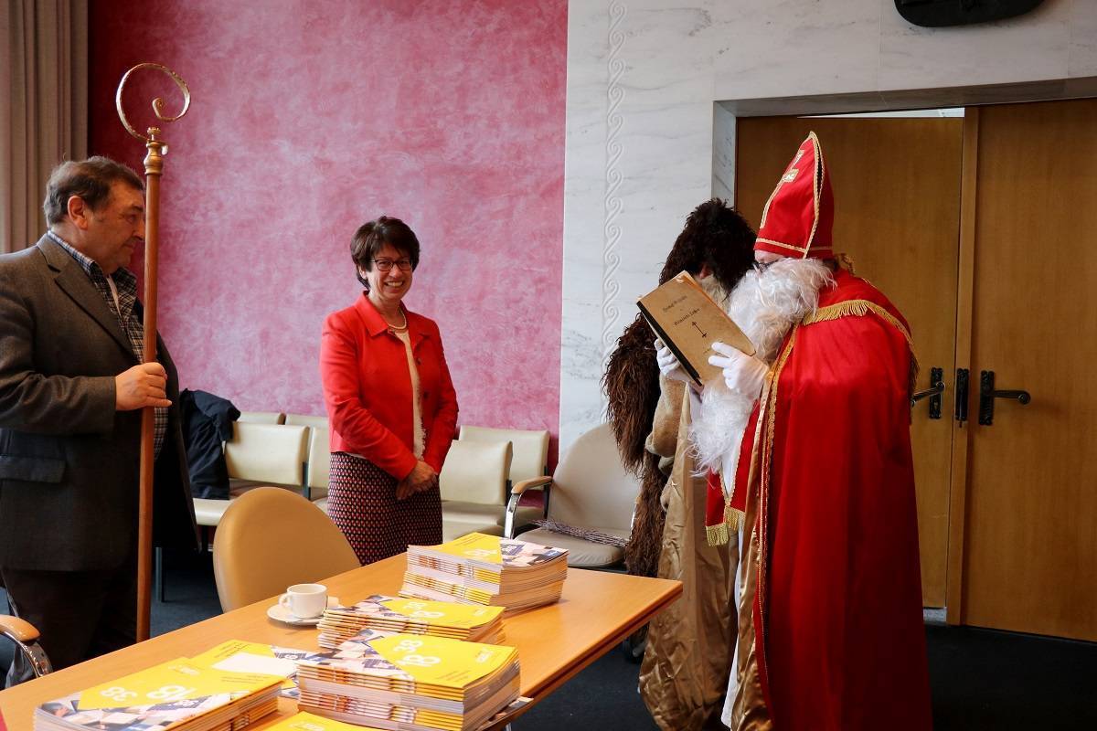 Wie es mit der Energiewende in der Modellregion Unterallgäu Nordwest vorangeht, davon überzeugten sich in der Beiratssitzung auch der Heilige Nikolaus und Knecht Ruprecht. Hier im Bild mit Christa Bail, Bürgermeisterin von Westerheim, und Josef Kerler, Bürgermeister von Eppishausen. Foto: Sebastian Hartmann/eza!