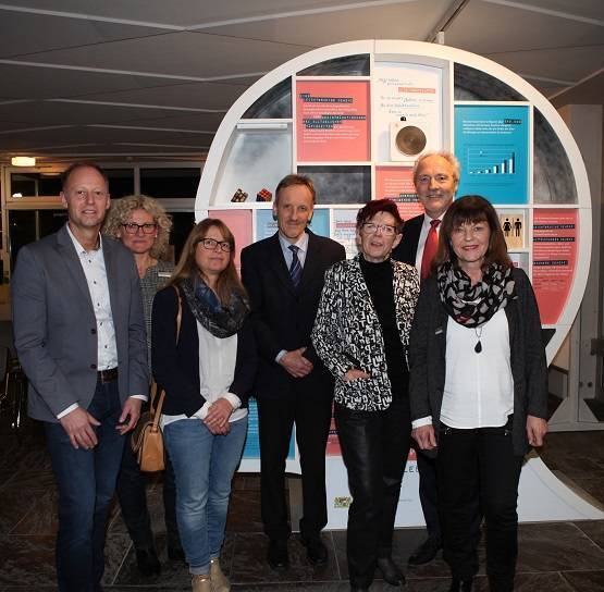 Bei der Ausstellungseröffnung (von links) Hubert Plepla und Christine Heim vom Landratsamt Unterallgäu, Petra Christiansen-Lammel von den Kontaktstellen Demenzhilfe, Dr. Peter Steinbigler von den Kreiskliniken, Autorin Helga Rohra, Landrat Hans-Joachim Weirather und Rita Heidorn vom Landratsamt Unterallgäu. Foto: Eva Büchele/Landratsamt Unterallgäu