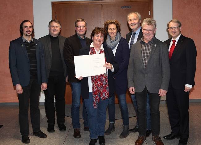 Im Bild (von links): Pfarrer Dominik Zitzler, Dekan Andreas Straub, Pater Christoph Lentz, die Geehrte Annemarie Leis, ihre Schwester Petra Leis, Landrat Hans-Joachim Weirather, der Vorsitzende der Kolpingsfamilie Mindelheim, Thomas Schnabel, und Bürgermeister Dr. Stephan Winter. Foto: Eva Büchele/Landratsamt Unterallgäu 