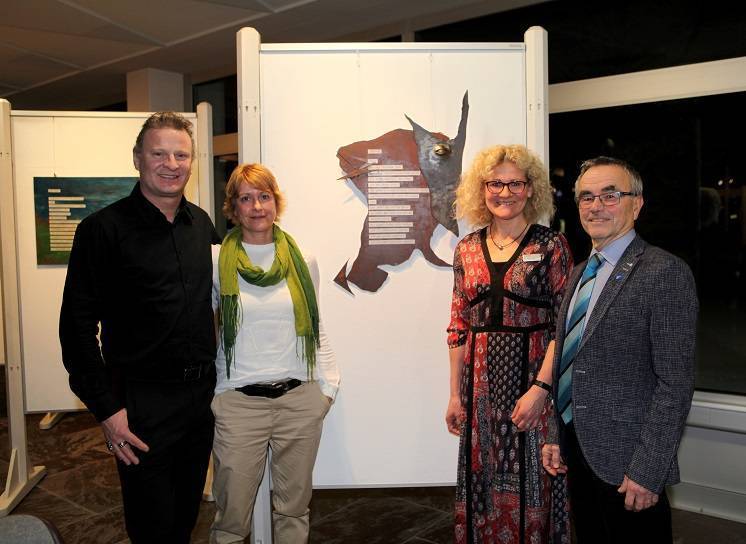 Im Bild (von links): Das Künstlerehepaar Helmut und Maika Gröger, Christine Heim vom Landratsamt Unterallgäu und Helmut Koch, Stellvertreter des Landrats. Foto: Eva Büchele/Landratsamt Unterallgäu