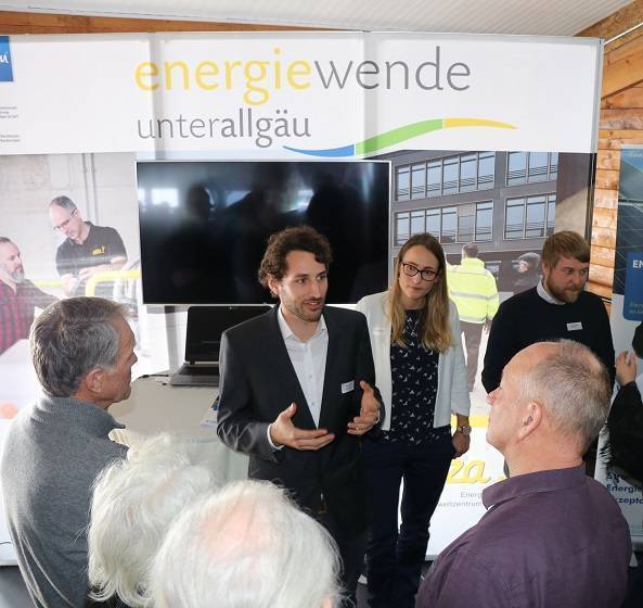 Bei einer Zukunftskonferenz mit umfangreichem Programm zogen die Verantwortlichen Bilanz zur Modellregion. Im Bild Robert Immler von eza, der am Thementisch zu Solarstrom Rede und Antwort stand. Foto: Roland Wiedemann/eza