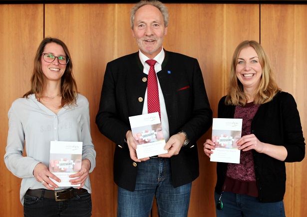 Im Bild: (von links) Saskia Nitsche, Koordinatorin der Bildungsregion Memmingen-Unterallgäu, Landrat Hans-Joachim Weirather und Kreisjugendpflegerin Julia Veitenhansl präsentieren den neuen „Wegweiser Ehrenamt“. Foto: Sylvia Rustler/Landratsamt Unterallgäu